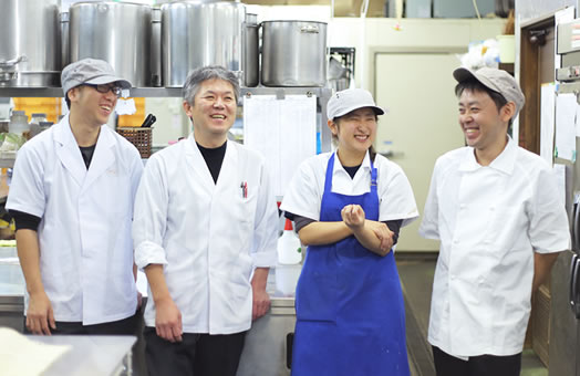 画像：調理部スタッフは和気藹々、笑顔が絶えないチーム